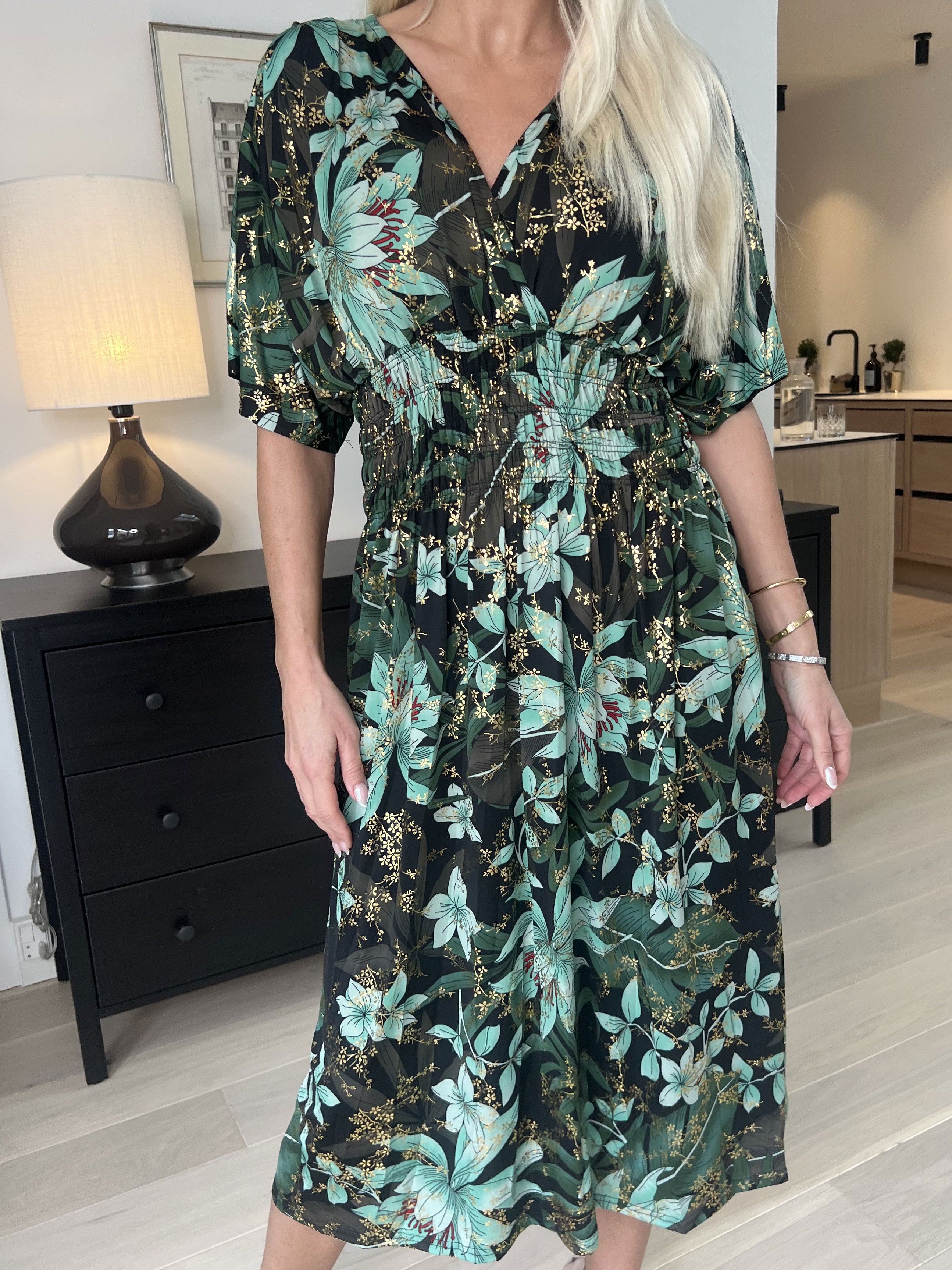 Pams Midi - Elastisk blomstret kjole i krølfrit stof